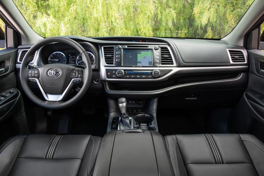Торпедо Toyota Highlander SE 2016 года  (фото 4 из 16)
